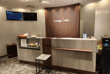 Credit Card Holder Lounge