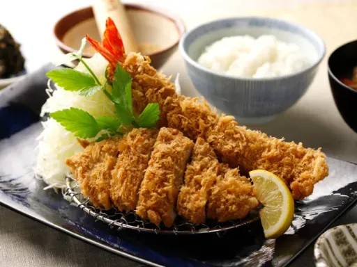 柔らかいヒレかつと大海老かつの盛り合わせ。