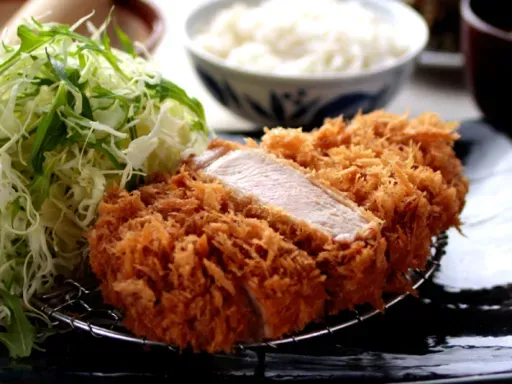 柔らかいヒレかつと大海老かつの盛り合わせ。