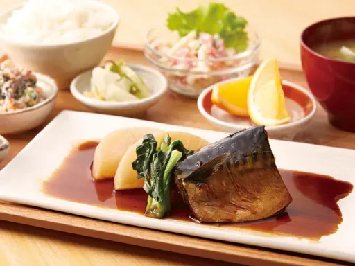 名物　お母さんの煮鯖とやわらか大根煮の定食