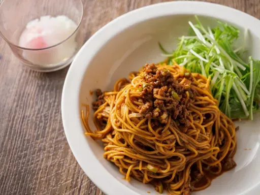 甘辛肉味噌と山椒のピリ辛が美味「正宗汁なし担々麺(温玉付き)」