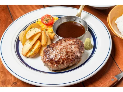 電源あり！無料Wi-Fi完備！広々したオシャレな店内