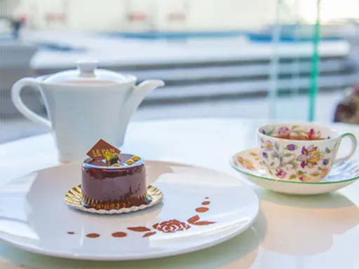 ラグジュアリーな雰囲気をそのままにしたホテル直営ラウンジ