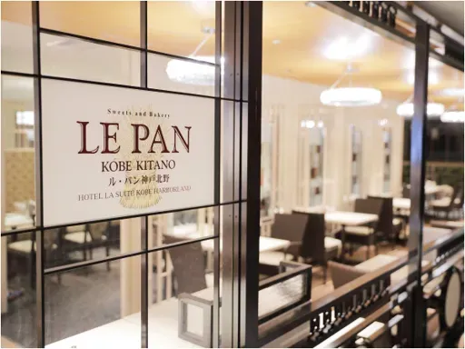 空港でラグジュアリーホテルの味を。 手作りパンやスイーツ、こだわりのレストランメニューをご用意。