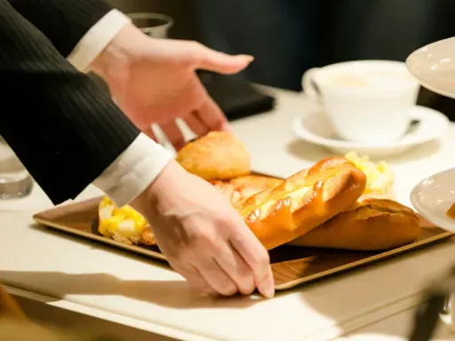 空港でラグジュアリーホテルの味を。 手作りパンやスイーツ、こだわりのレストランメニューをご用意。