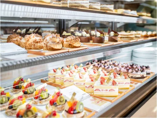 空港でラグジュアリーホテルの味を。 手作りパンやスイーツ、こだわりのレストランメニューをご用意。