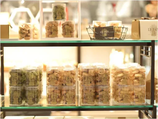 空港でラグジュアリーホテルの味を。 手作りパンやスイーツ、こだわりのレストランメニューをご用意。