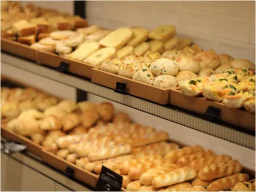 空港でラグジュアリーホテルの味を。 手作りパンやスイーツ、こだわりのレストランメニューをご用意。