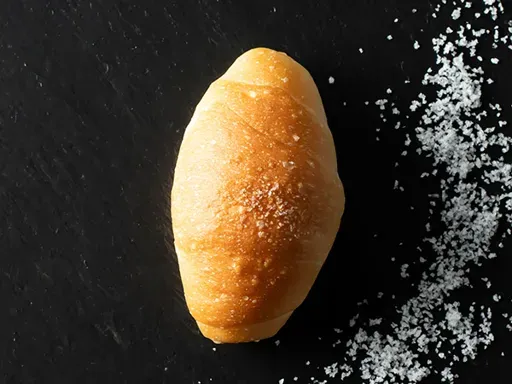 空港でラグジュアリーホテルの味を。 手作りパンやスイーツ、こだわりのレストランメニューをご用意。