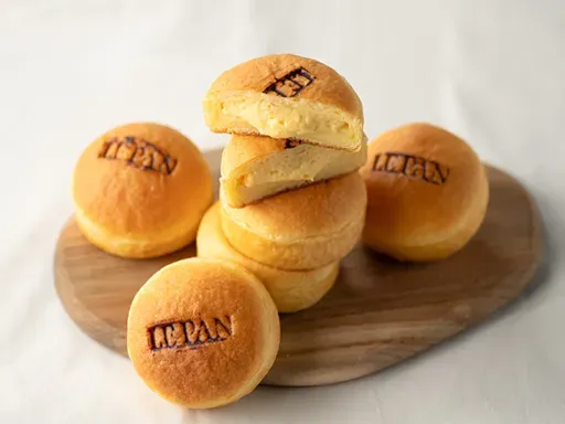 空港でラグジュアリーホテルの味を。 手作りパンやスイーツ、こだわりのレストランメニューをご用意。