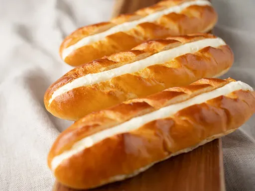 空港でラグジュアリーホテルの味を。 手作りパンやスイーツ、こだわりのレストランメニューをご用意。