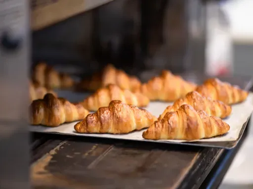 空港でラグジュアリーホテルの味を。 手作りパンやスイーツ、こだわりのレストランメニューをご用意。