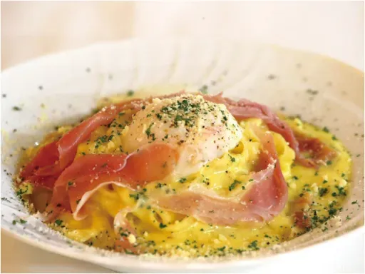 空港でラグジュアリーホテルの味を。 手作りパンやスイーツ、こだわりのレストランメニューをご用意。