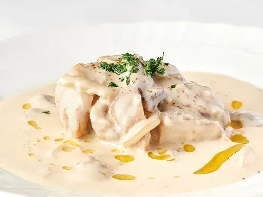 空港でラグジュアリーホテルの味を。 手作りパンやスイーツ、こだわりのレストランメニューをご用意。