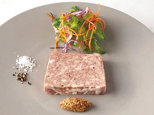 空港でラグジュアリーホテルの味を。 手作りパンやスイーツ、こだわりのレストランメニューをご用意。