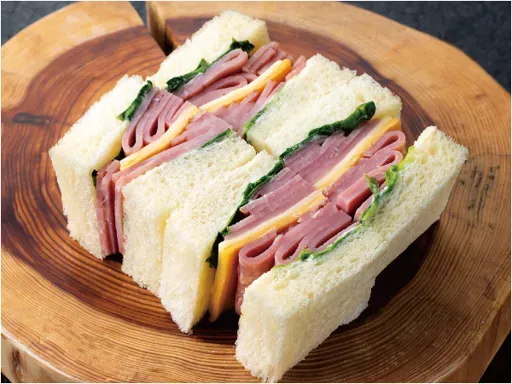 空港でラグジュアリーホテルの味を。 手作りパンやスイーツ、こだわりのレストランメニューをご用意。