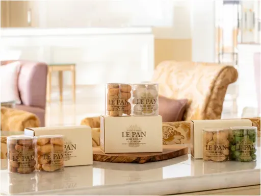 空港でラグジュアリーホテルの味を。 手作りパンやスイーツ、こだわりのレストランメニューをご用意。