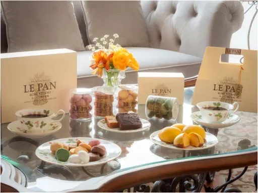 空港でラグジュアリーホテルの味を。 手作りパンやスイーツ、こだわりのレストランメニューをご用意。